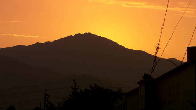 秘鲁拉利伯塔德(La Libertad)乡村，夕阳和墙壁的轮廓，明亮的橙色天空[PerÃº]视频素材