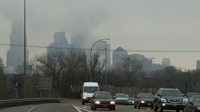 早晨的交通高峰时段，以城市天际线为背景，朝明尼阿波里斯开去视频素材