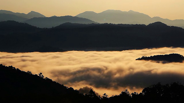 HD:日出时的层层山脉和雾。视频素材