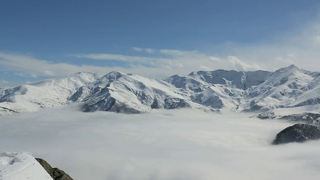 足迹通向雪山的顶峰视频素材