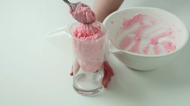 MS Shot of Filling piping bag with icing /伦敦，英国视频素材