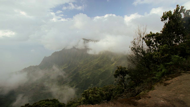 美国夏威夷州考艾岛的卡劳山谷上空的云视频素材