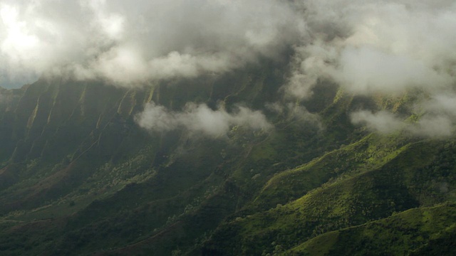 云和卡拉劳山谷/卡拉劳山谷的WS视图，考艾岛，夏威夷，美国视频素材