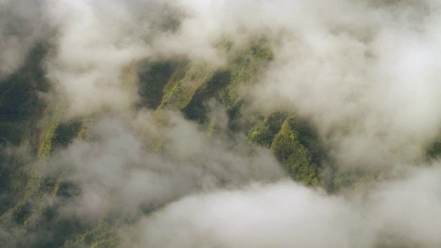 美国夏威夷考艾岛卡拉劳山谷的云景视频素材