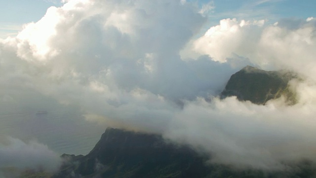 美国夏威夷考艾岛山/卡拉劳山谷上空的云视频素材