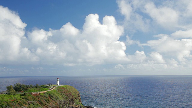 基拉韦厄灯塔和云在天空移动/基拉韦厄，考艾岛，考艾岛，夏威夷，美国视频素材