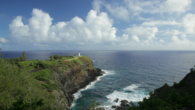 基拉韦厄灯塔和海洋的WS视图/基拉韦厄，考艾岛，考艾岛，夏威夷，美国视频素材