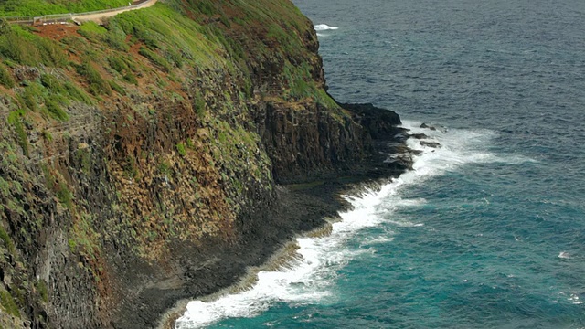 基拉韦厄灯塔和粉碎海浪拍摄/基拉韦厄，考艾岛，考艾岛，夏威夷，美国视频素材