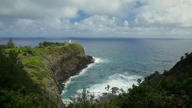 基拉韦厄灯塔和海岸线/基拉韦厄，考艾岛，美国夏威夷视频素材