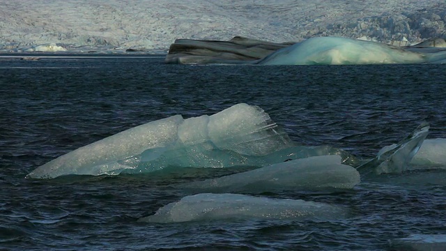 MS Gust和wave crush to floating glacier at Jokulsarlon Lagoon and sunlight illuminate floating冰川/冰岛视频素材