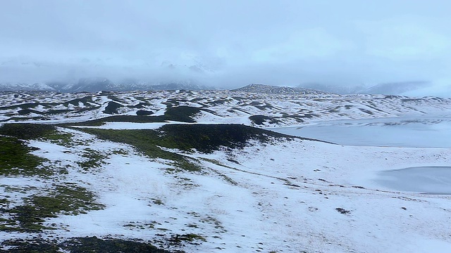 冰岛Fjallsjokull冰川附近冰冻的泻湖和雪山视频素材