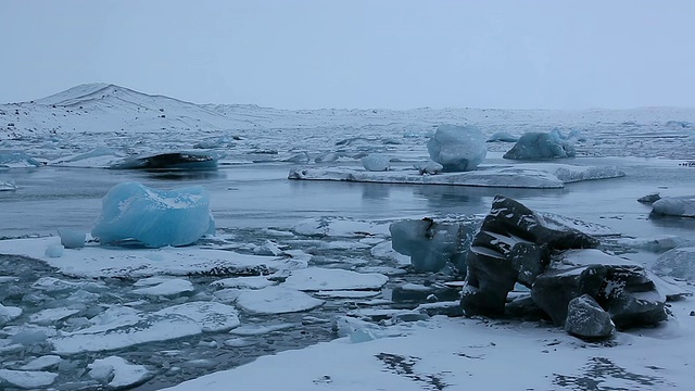 许多冰川在降雪的早晨漂浮和漂移在Jokulsarlon泻湖/冰岛视频素材