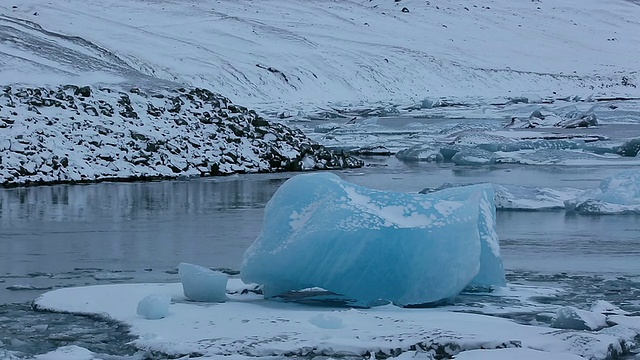 这是冰岛Jokulsarlon湖的照片，在早晨漂浮着视频素材