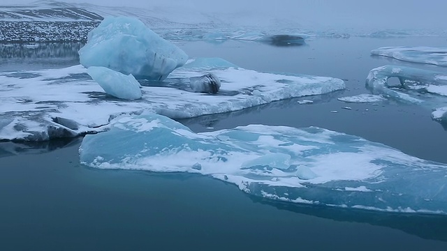 冰岛黎明时分，Jokulsarlon泻湖上漂浮和移动的冰川视频素材