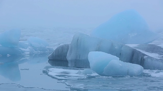 冰岛Jokulsarlon礁湖表面上漂浮着巨大的冰川视频素材