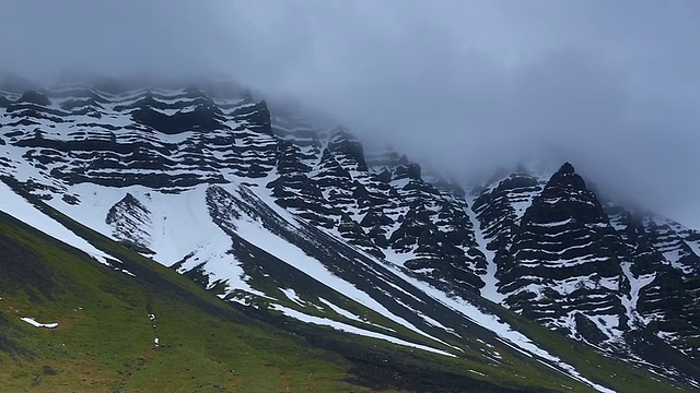 图女士拍摄冰岛雪山和云峰视频素材