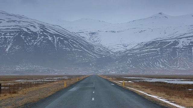 通过小湖/冰岛走向雪山的道路视图视频素材