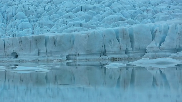 清晨，冰岛Fjallsjokull冰川在湖中倒映视频素材