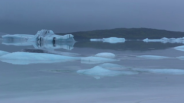 这张照片拍摄于冰岛Fjallsarlon冰川湖的清晨，许多冰川漂浮在平静的Fjallsarlon冰川湖上视频素材