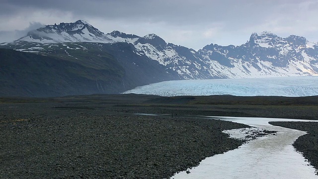 河流和Skaftafellsjokull雪山/冰岛全景图视频素材