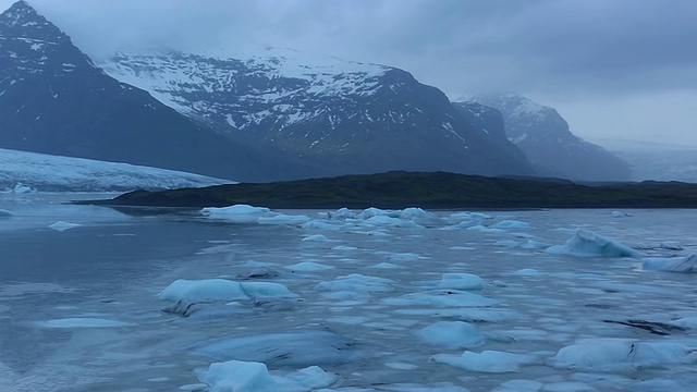 清晨，Fjallsjokull冰川和雪山反射在fjallssarlon冰川湖/冰岛视频素材