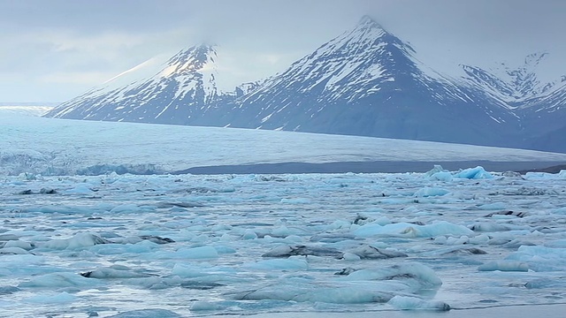 冰岛Jokulsarlon泻湖的Breidamerkurjokull冰川和雪山视频素材