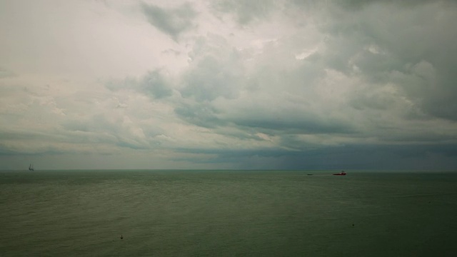 WS T/L海浪与暴风雨的天空在海上移动/越南Vung Tau视频素材