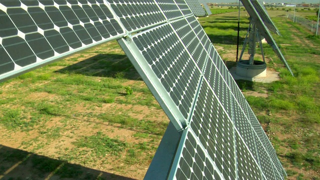 太阳能电池板和其他太阳能领域的图片/ Socuellamos, Ciudad Real，西班牙视频素材