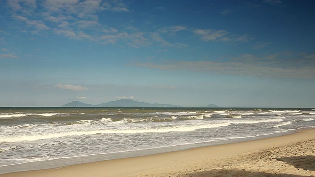 海浪翻滚到阳光海滩/会安，广南，越南视频素材