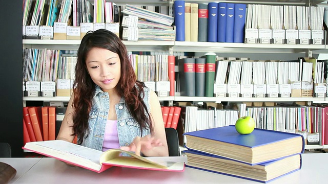 女学生在图书馆捡书视频素材