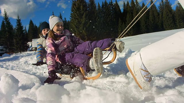 HD超级慢动作:孩子从雪橇上掉下来视频素材