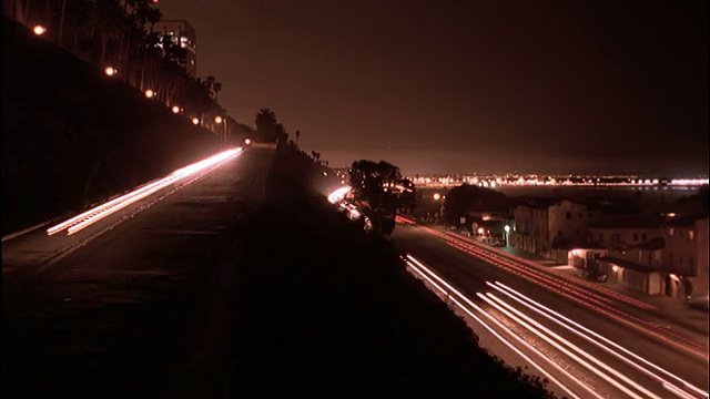 夜间高速公路上的延时交通视频素材