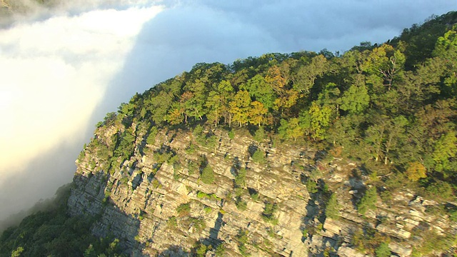 这是美国宾夕法尼亚州德拉瓦河沿岸德拉瓦水口的云层和岩层视频素材