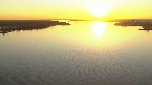 WS鸟瞰图的河流在日落与太阳反射在水/费城，宾夕法尼亚州，美国视频素材