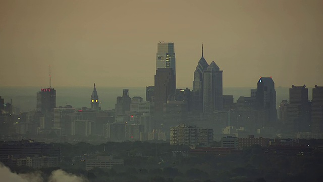 WS航拍地平线日落与烟雾在空中/费城，宾夕法尼亚州，美国视频素材