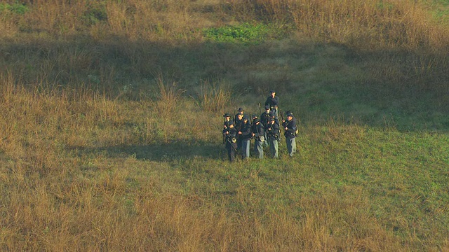 美国宾夕法尼亚州葛底斯堡国家军事公园，联邦士兵在战场上重演战争视频素材