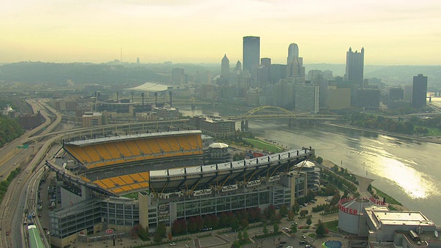 美国宾夕法尼亚州匹兹堡市中心的WS AERIAL DS Heinz Field足球场，阿勒格尼河和莫农加赫拉河视频素材