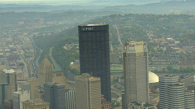 美国宾夕法尼亚州匹兹堡市，MS AERIAL大学医学中心，以河流为背景，以及市中心的另一栋建筑视频素材