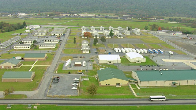 MS AERIAL Fort Indiantown Gap Fort buildings in Lebanon County / Pennsylvania，美国视频素材