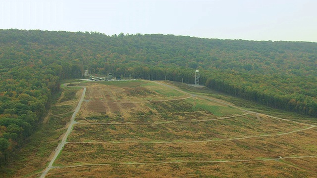 MS AERIAL ZO机枪靶场在Fort Indiantown Gap /宾夕法尼亚州，美国视频素材