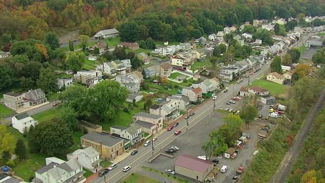 MS AERIAL拍摄的房子和主要道路坐落在丘陵/ Mechanicsville，宾夕法尼亚州，美国视频素材