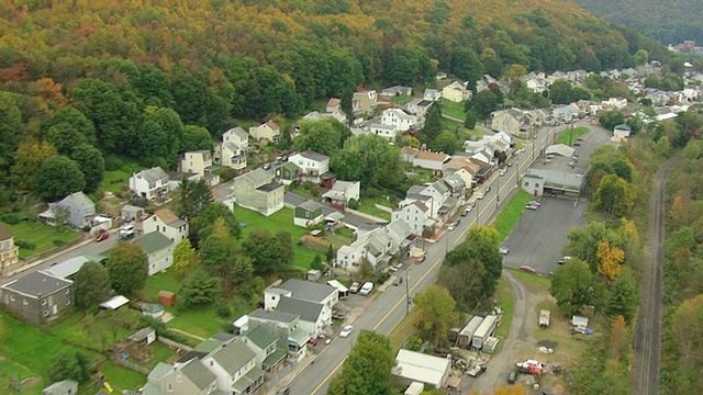 MS AERIAL拍摄的房子和主要道路坐落在丘陵/ Mechanicsville，宾夕法尼亚州，美国视频素材