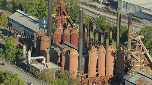 美国阿拉巴马州杰斐逊县的Sloss Furnace工厂和Sloss水塔标志鸟瞰图视频素材