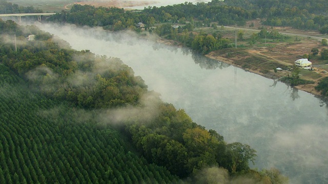 阿拉巴马河上空薄雾日出的WS鸟瞰图/蒙哥马利，阿拉巴马，美国视频素材