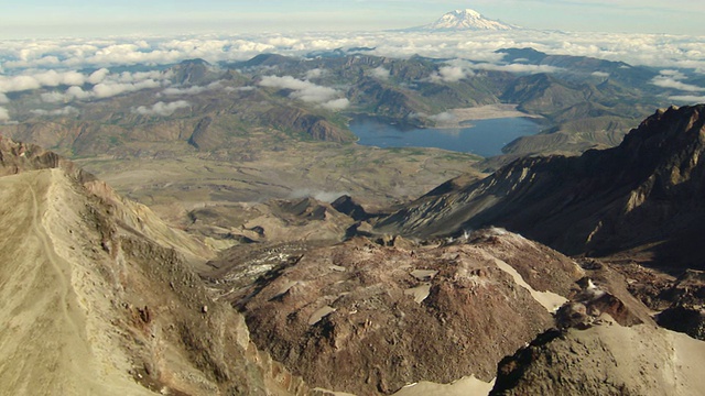 从圣海伦斯火山口俯瞰雷尼尔山，美国华盛顿视频素材