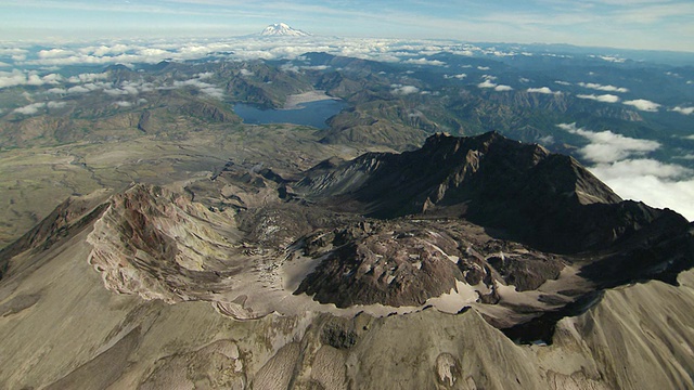 美国华盛顿州雷尼尔山前的圣海伦斯火山口视频素材