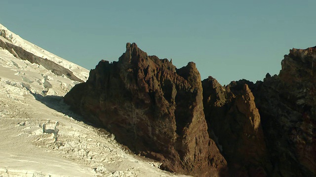 美国华盛顿州雷尼尔山山顶附近的火山山脊鸟瞰图视频素材