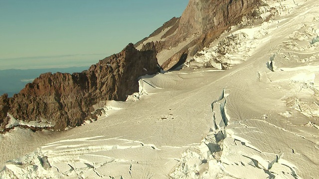 美国雷尼尔山(华盛顿州)上带有火山脊和冰裂缝的斜坡鸟瞰图视频素材