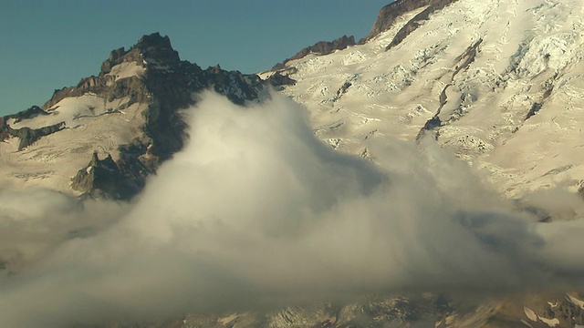 美国华盛顿Rainer山前面的云的WS AERIAL ZO视图视频素材