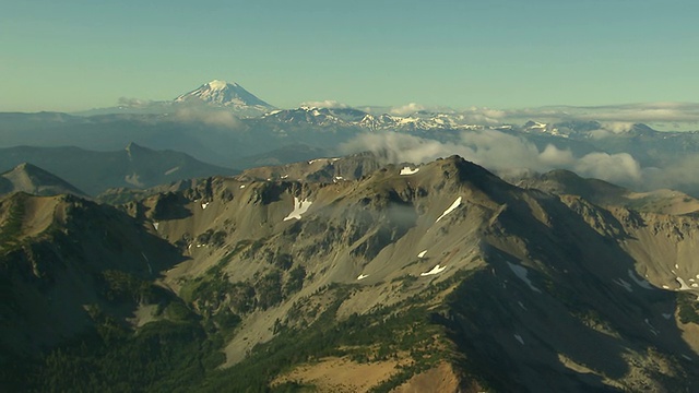 WS鸟瞰图雷尼尔山与几英里多岩石的喀斯喀特山脉山峰在前景/华盛顿，美国视频素材